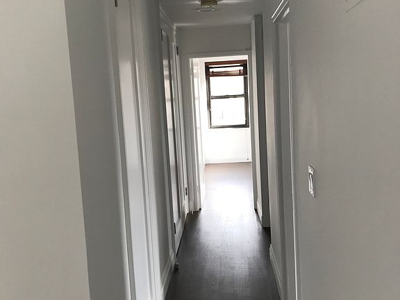 4th image of 200 E 27th St APT 19A