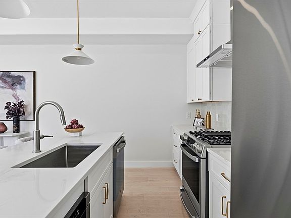 5th image of 28 Swan Ave #1