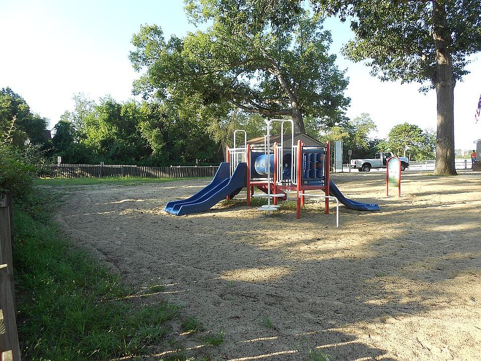 2nd image of 636 Park Rd