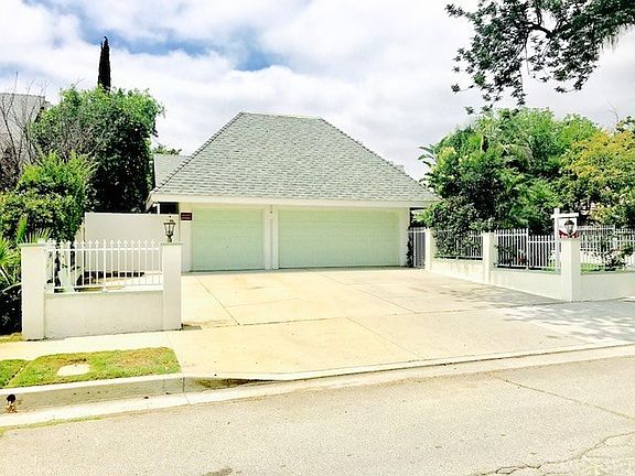 5th image of 8321 Capistrano Ave
