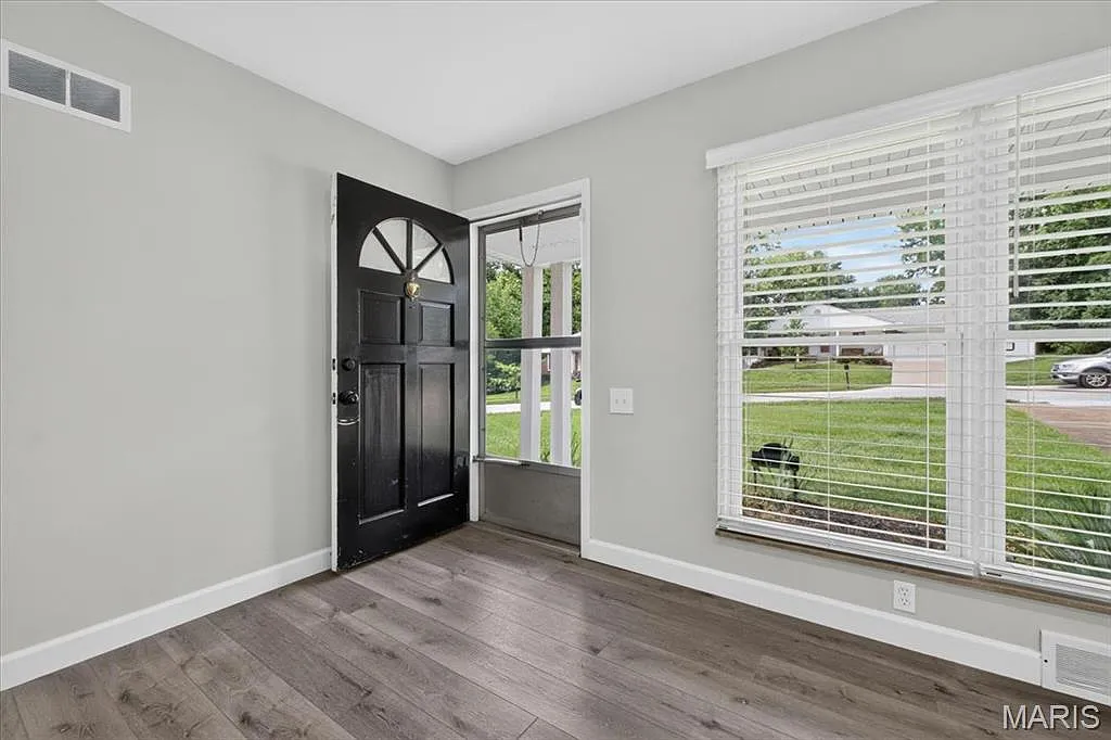 4 bed, 2.5 bath, 1572 sqft, $3,750 — Photo 3