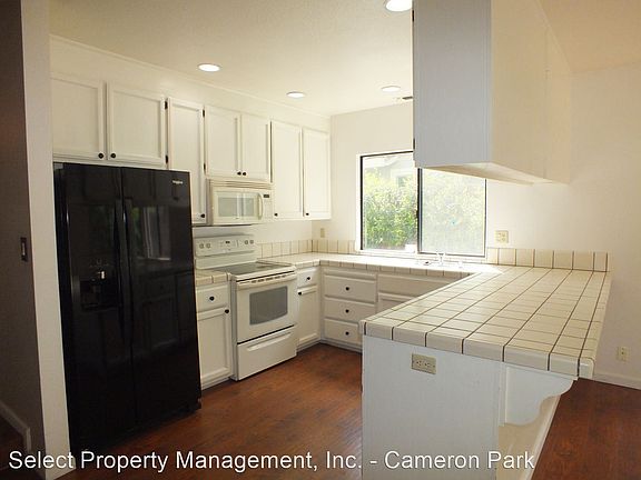 4th image of 2740 Hillcrest Dr