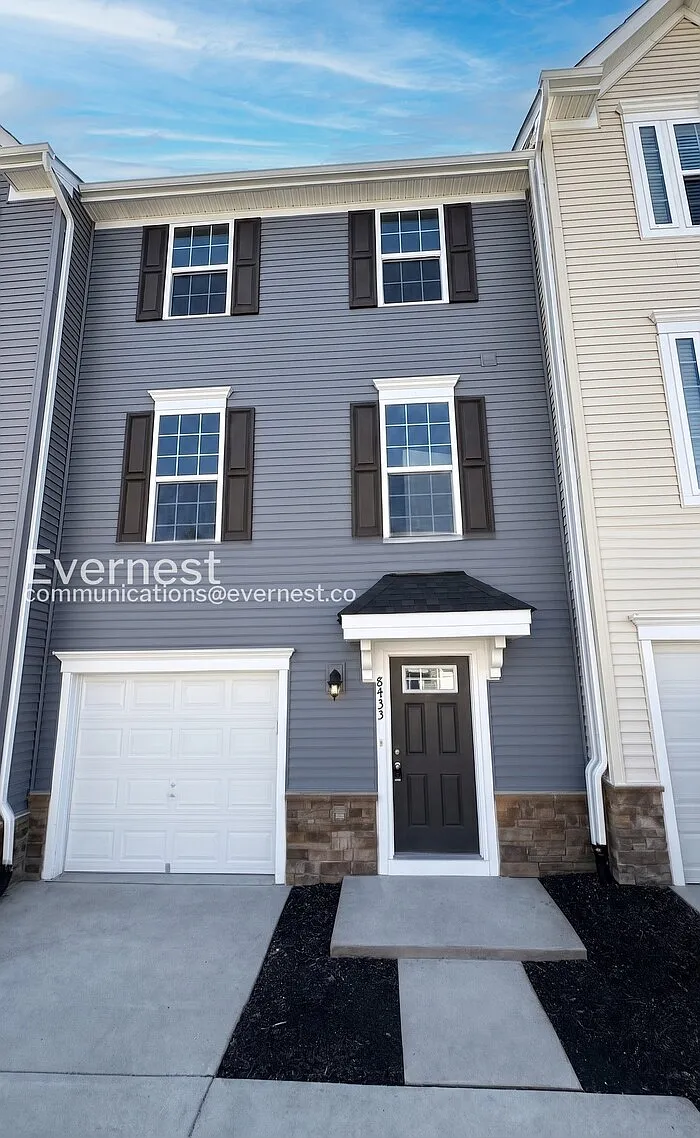 3 bed, 2.5 bath, 1741 sqft, $2,495 — Photo 1