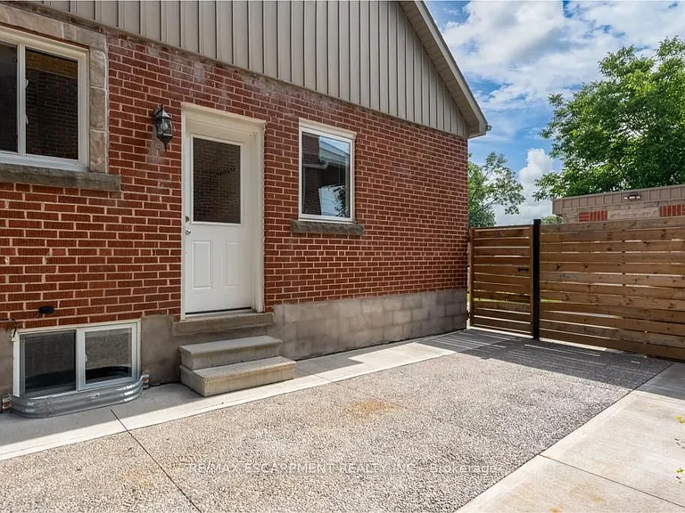 239 Cloverdale Ave E #LOWER — Photo 2