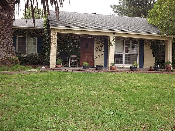 3rd image of 1006 N Country Club Blvd