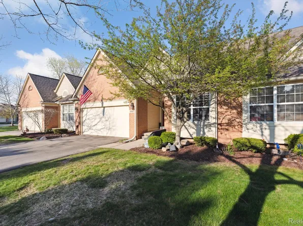 5563 Pinehurst Dr #191, Trenton, MI 48183