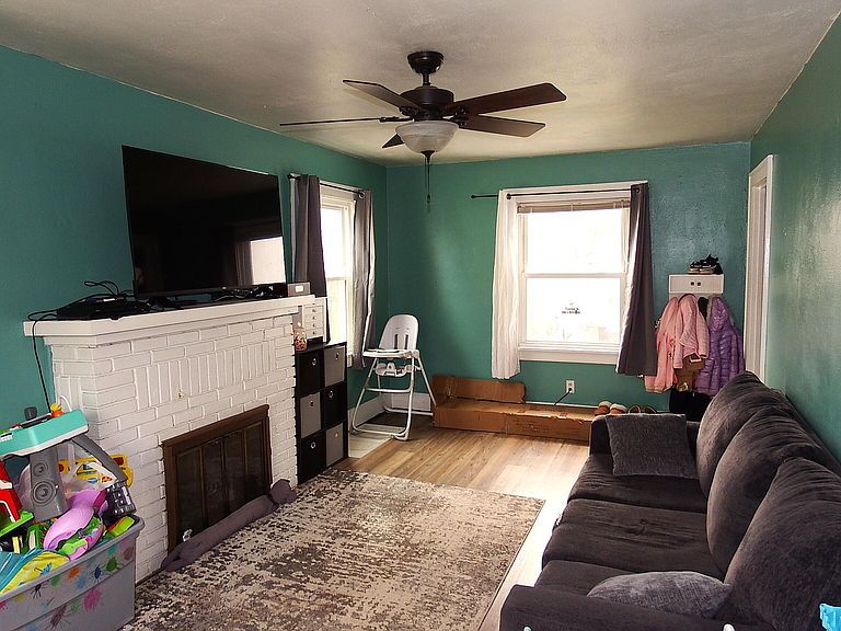 Listing photo 3
