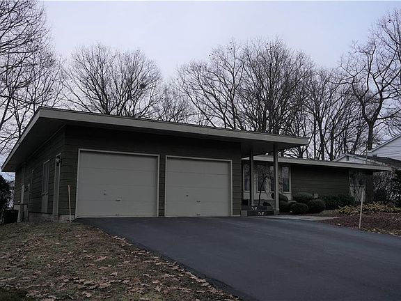 3rd image of 217 Oakridge Ter