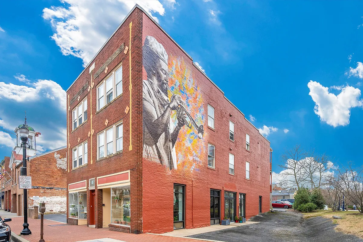 Explore this lively urban apartment with its unique artistic flair. - 69 S Market St