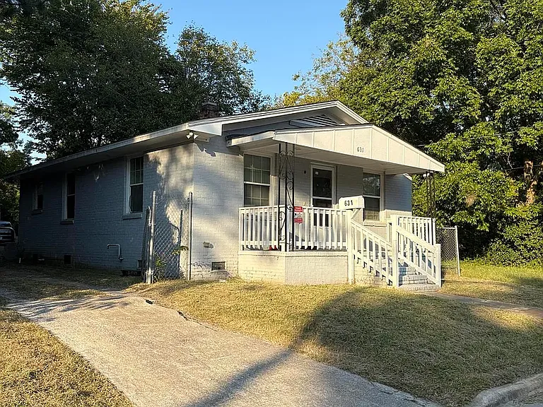 631 Vance St E — Photo 2