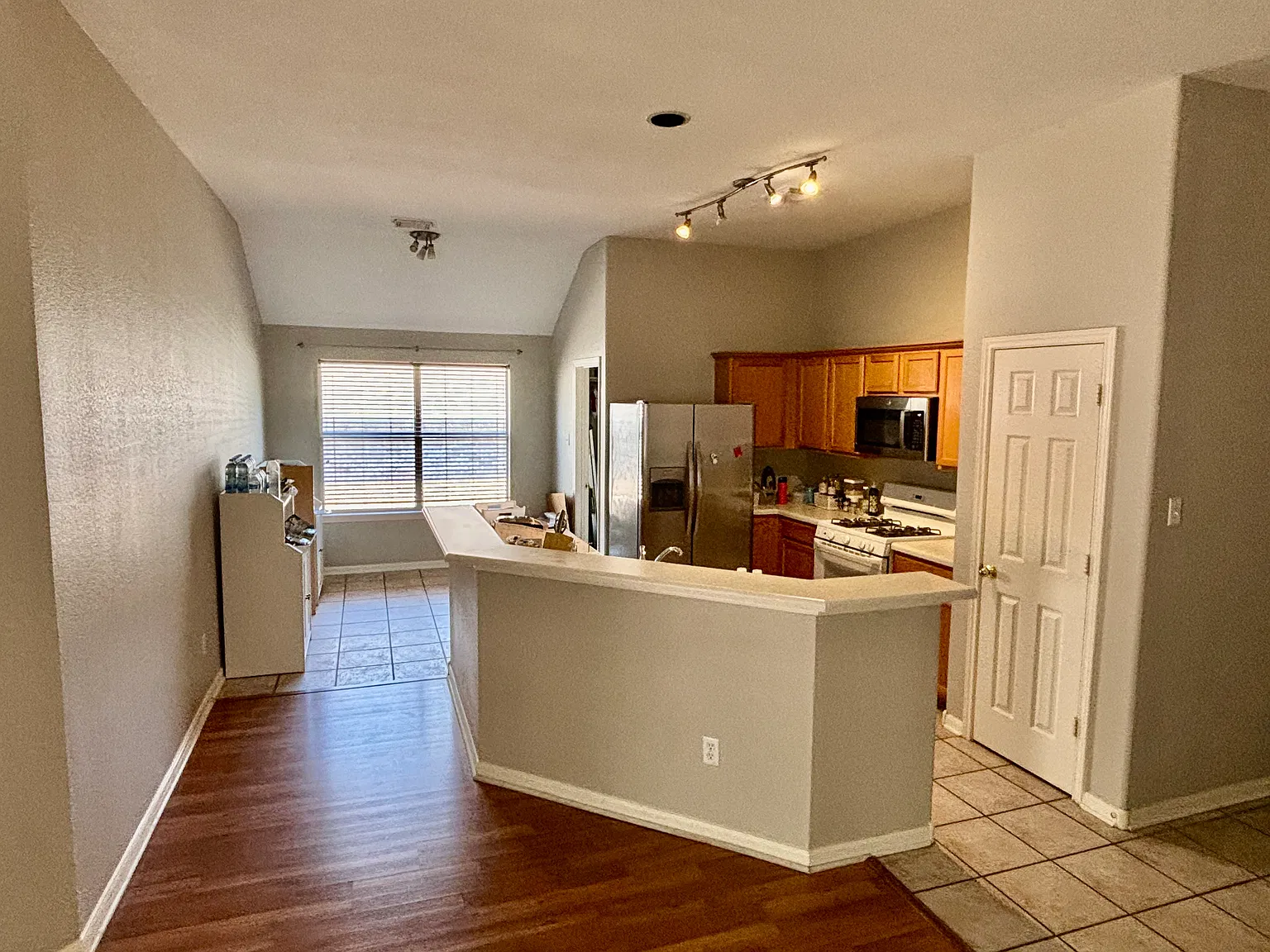 3 bed, 1800 sqft, $2,700 — Photo 2