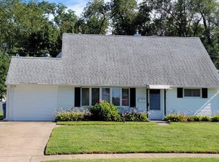 7 Junewood Dr, Levittown, PA 19055