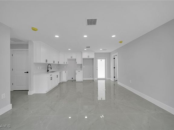3rd image of 1132 Ravenswood St E