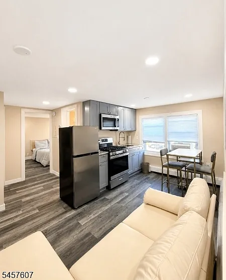 2 bed, 1.0 bath, $2,200 — Photo 2