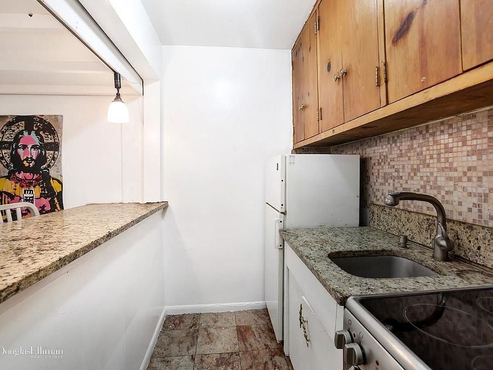 1st image of 465 W 49th St #4