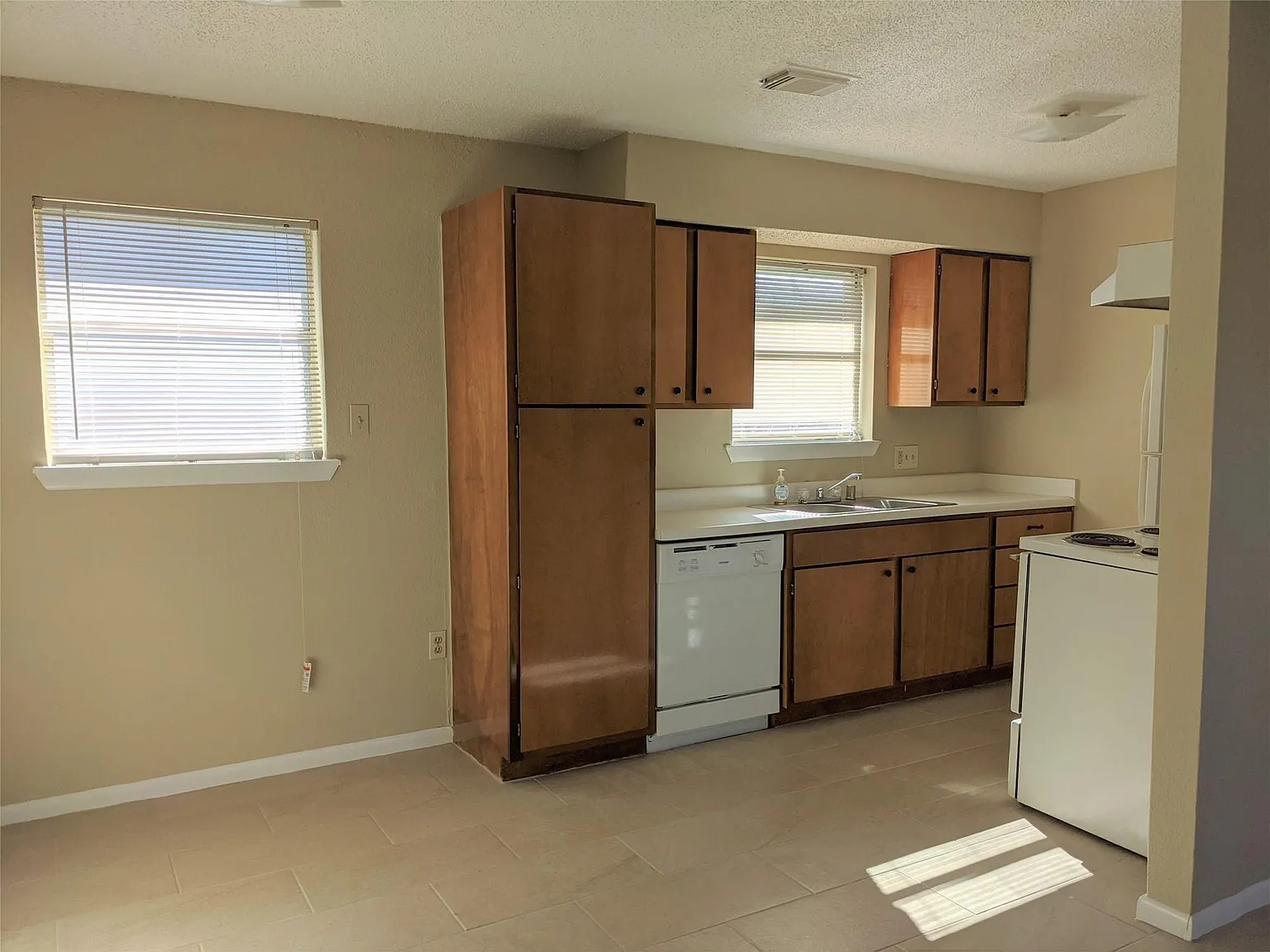 2 bed, 1.0 bath, 750 sqft, $1,275 — Photo 1