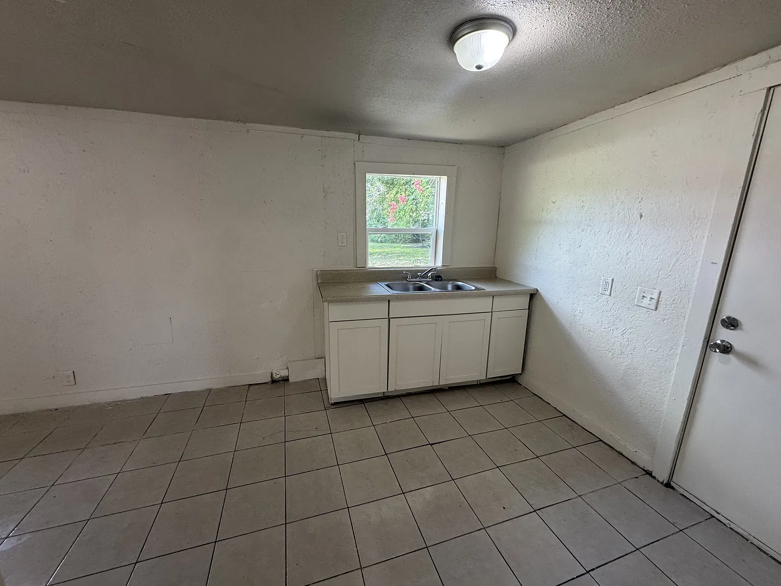 8 Lenox Court - 10 — Photo 4