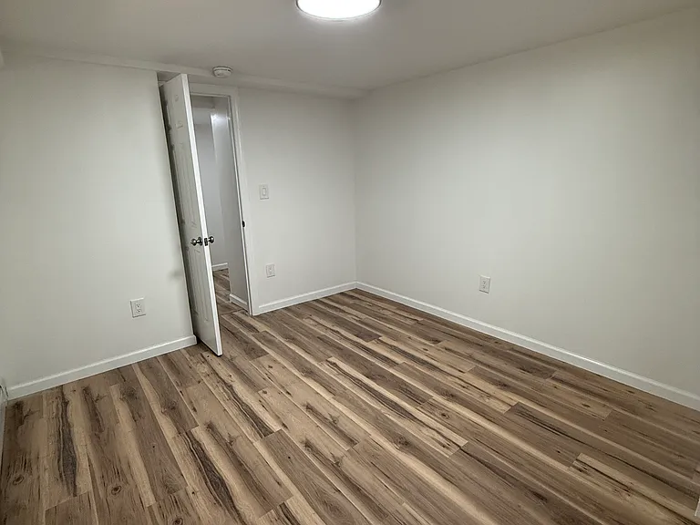 128 Campbell Ave #BASEMENT — Photo 18