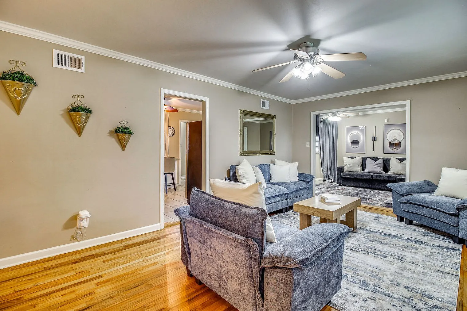 3 bed, 1.0 bath, 1270 sqft, $5,056 — Photo 3