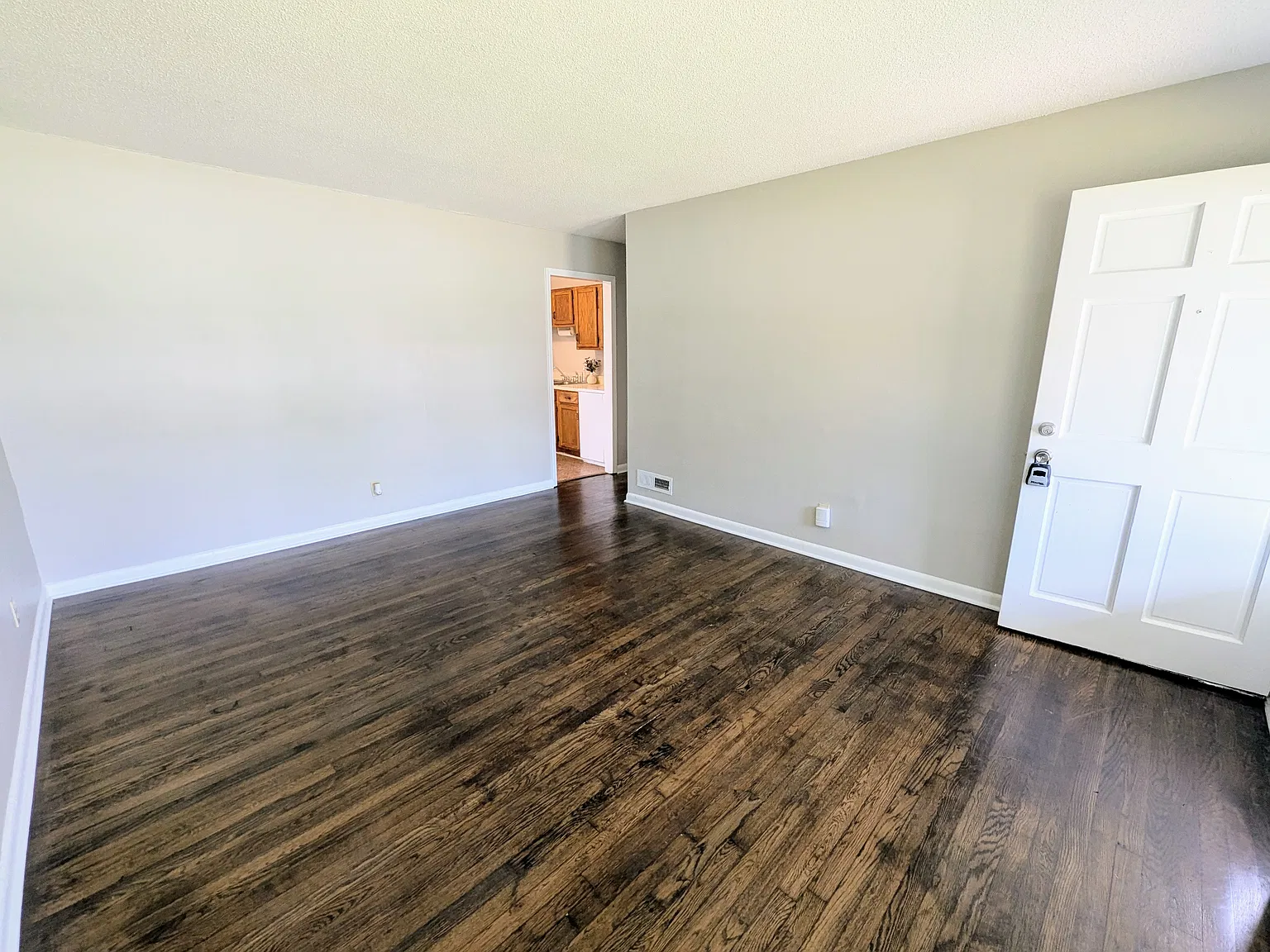 3 bed, $1,100 — Photo 2
