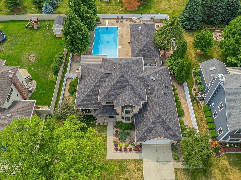 1st image of 215 Barrington Ln