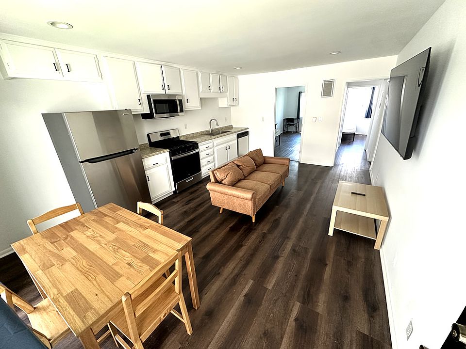 406 VETERAN AVENUE - Westwood, CA 90024 - Dining Area, Couch & TV