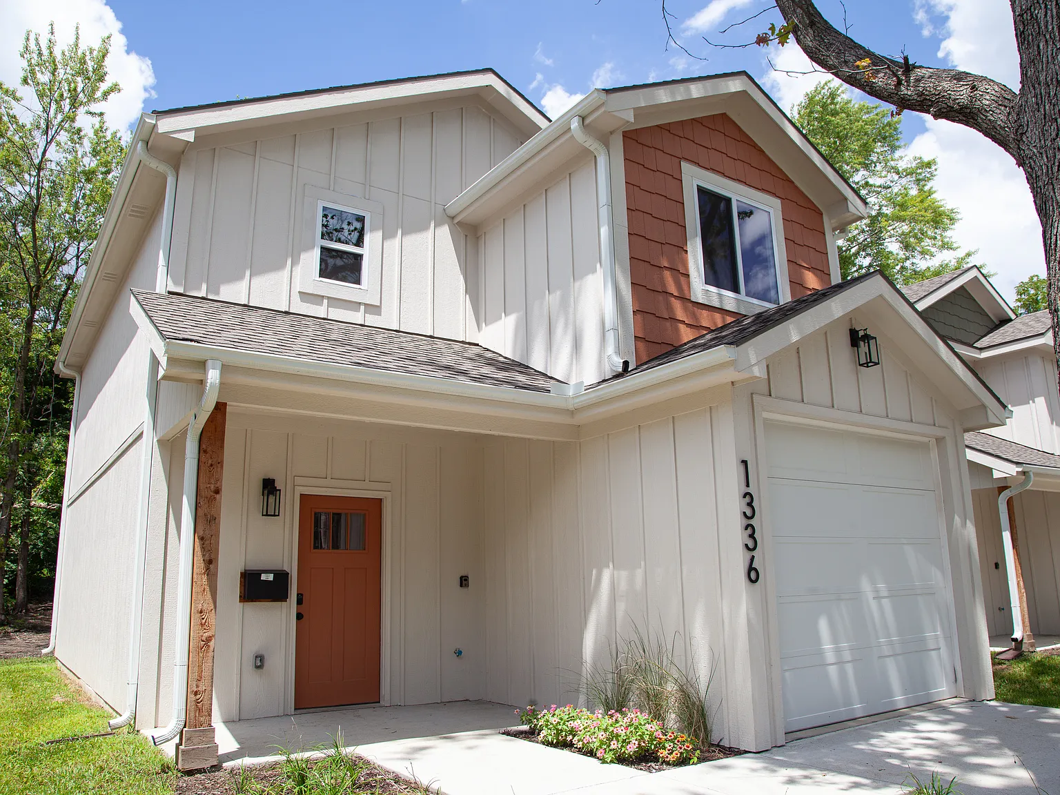 3 bed, 2.5 bath, 1300 sqft, $2,147 — Photo 2