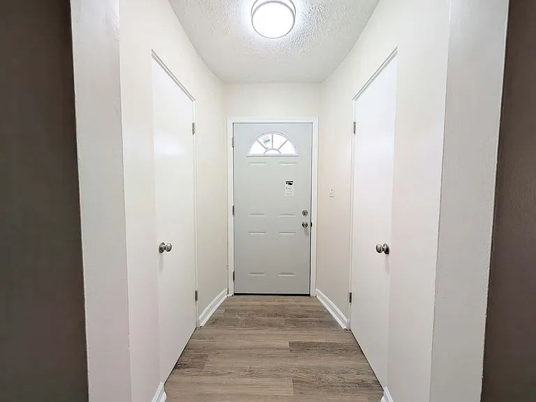 588 S Kennedy Dr — Photo 2