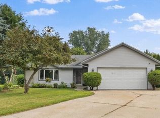 N28W22560 Foxwood Ln, Waukesha, WI 53186