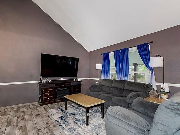 4th image of 505 NW Brock Cir