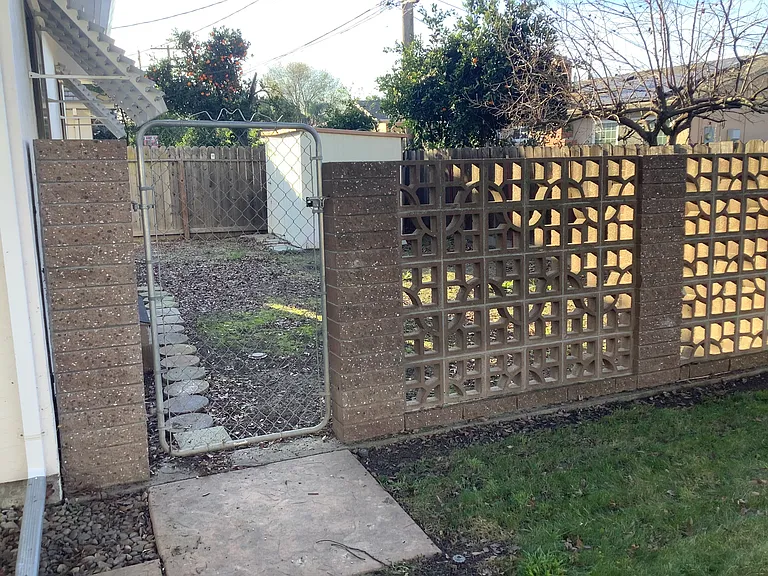 453 Leslie Ave — Photo 22