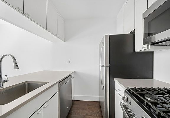 3rd image of 500 W 43rd St APT 5B