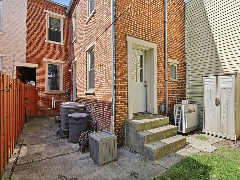 339 E Chestnut St — Photo 27