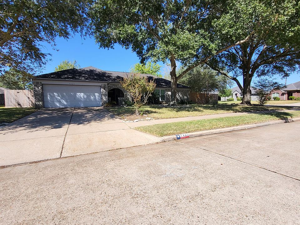 Driveway & Garage - Street View