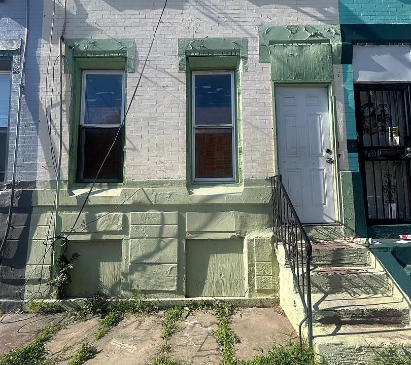 1st image of 907 W Somerset St