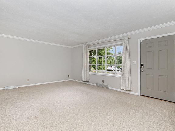 5th image of 323 Southern Dr