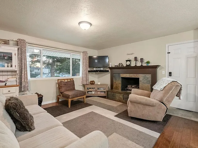 1553 E Huckleberry Cir — Photo 4