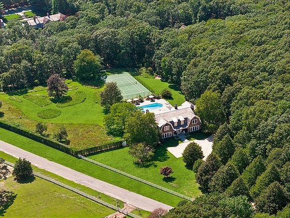 3rd image of 920 Old Sag Harbor Rd