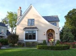 33 Washington Cir, Lake Forest, IL 60045