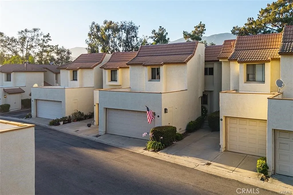 3 bed, 1118 sqft, $3,300 — Photo 1