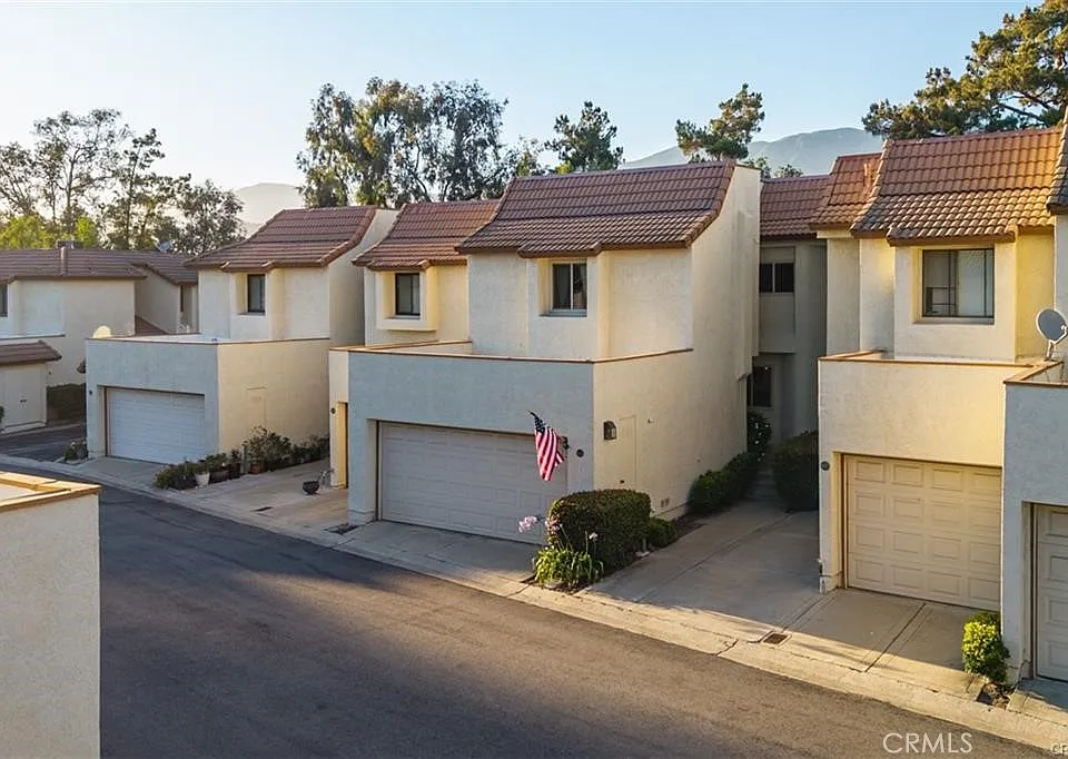 875 Endicott Dr