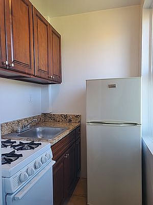 3rd image of 44 Garden Pl APT 4B