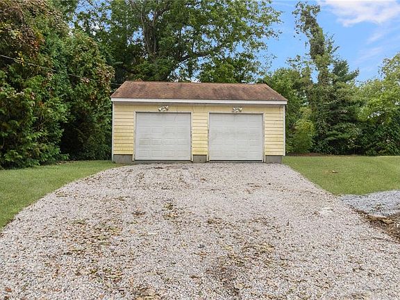 3rd image of 174 Ayrault Rd