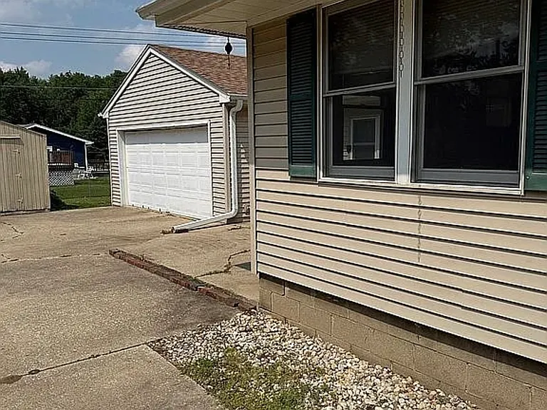 1820 E North St — Photo 1