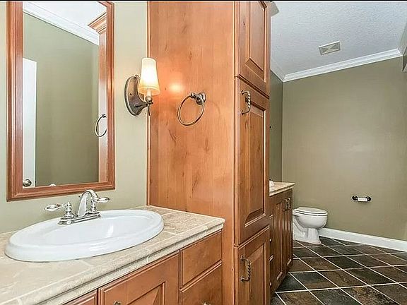 4th image of 1209 Oakwood Dr
