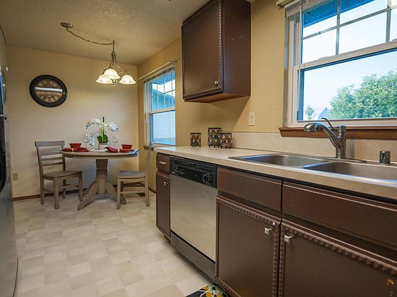 5th image of 621 Pineridge Ct
