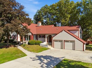 10S515 Glenn Dr, Burr Ridge, IL 60527