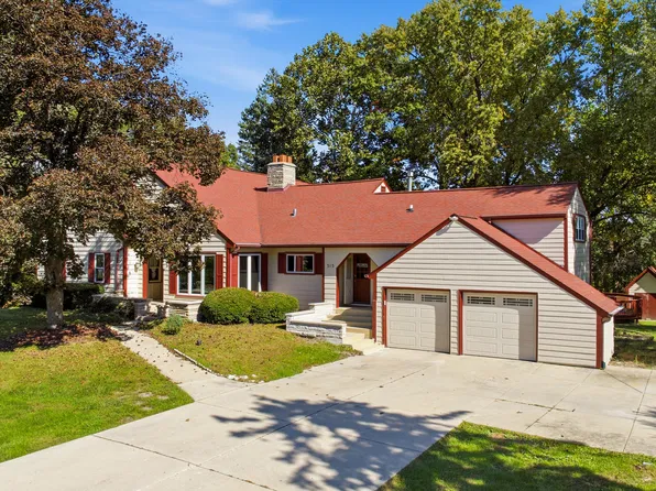 10S515 Glenn Dr, Burr Ridge, IL 60527