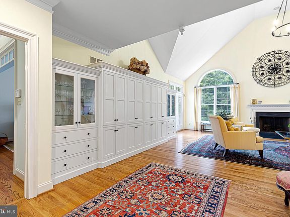 4th image of 8 S Hampshire Ct