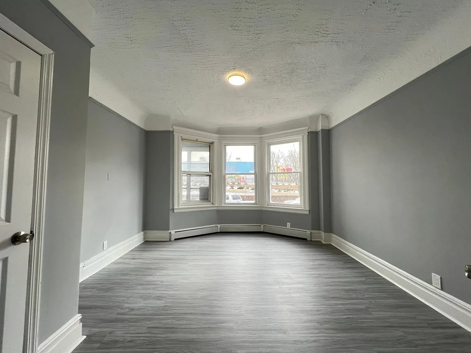 3 bed, 1000 sqft, $2,100 — Photo 2